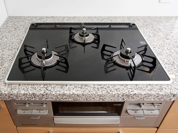 Kitchen.  [Three-necked stove] Adopt a functional stove that was also attached grill in a three-necked type. Beautiful easy to maintain is Crystal Pearl top specification.