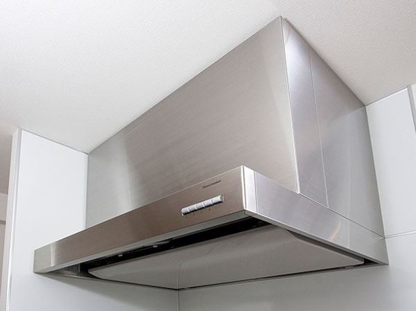 Kitchen.  [Range food] Excellent range hood in a stainless steel design. Smoothly to exhaust soot by the rectifier Backed.