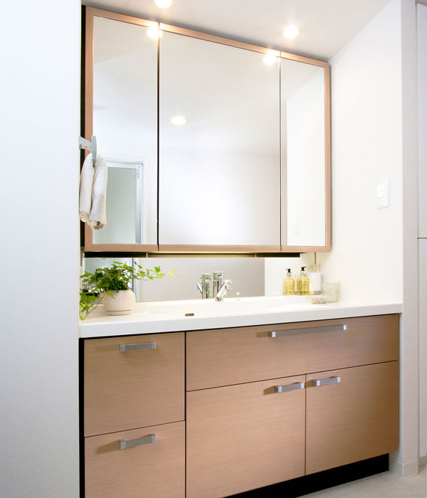 Bathing-wash room.  [Powder Room] Adopt a vanity that is easy in the morning of the dressing in a large mirror and spacious space. Available in easy-to-use place a space that can accommodate the amenities items. Also it provides the ability to remove the cloudiness of the mirror at the touch of a button.