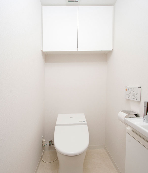 Toilet.  [Water-saving toilet] Adopt a toilet to clean and produce a space. In the dirt it is easy to clean difficult luck specification, further, It is water-saving type of toilet bowl that takes into account also in energy saving. Cupboard hanging that Shimae the and care products are also available.