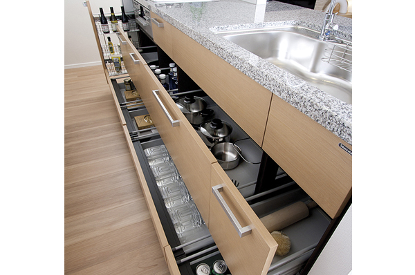  [Slide storage] Kitchens, And or storing the wine bottle in a vertical, Ensure a rich space that can be stored in accordance with the size. Peace of mind can have a small child with a soft close function