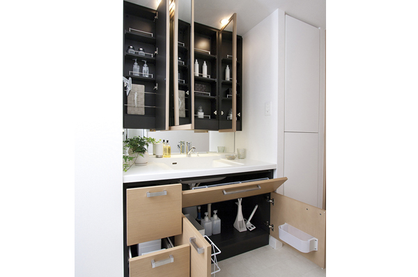  [Three-sided mirror back storage] It can be tightly accommodate the family each of Toiletries. Convenience has taken out easy storage accessories is a cotton swab and cosmetics under the counter. Of course dryer hook and health meter space