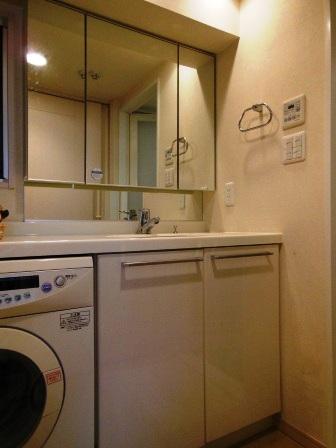 Wash basin, toilet. Indoor (11 May 2013) Shooting