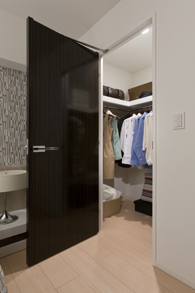 Receipt.  [Walk-in closet] Walk-in closet that can confirm the stored items at a glance is, Large-scale storage with the size of the room. In addition to the storage of a number of clothing, Drawer to feet and chest, You can put even shoe box.