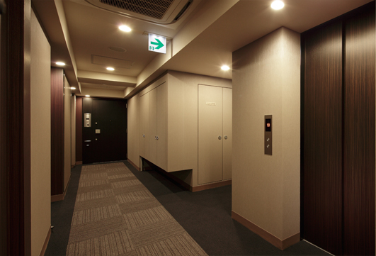Features of the building.  [Inner hallway] The approach to the house, Adopt a corridor within which paved the tile carpet. The space with dignity at the hotel like, Air conditioning ※ There are, It is a spatial consideration to rain or less susceptible to the influence of weather such as high winds comfort and serenity of.  ※ Air conditioning equipment such as the inner corridor because of the season and the time zone limited movement, Not running at all times.
