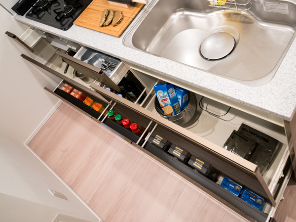 Kitchen.  [Sliding storage capable of storing a variety of dishes equipment (with soft-close)] Adopt a sliding housed in the kitchen. It closed smoothly even if they put a heavy object, It was adopted with close to a quiet "soft-close" feature.