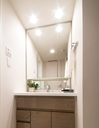 Bathing-wash room.  [Powder Room] Three-sided mirror inside, It has established a movable shelf storage that can be used to organize the cosmetics of accessories.