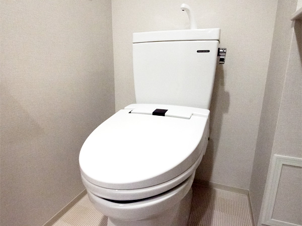 Bathing-wash room.  [Screw washing with water-saving toilet] Kept clean and the inside of the bowl was piled the transparent layer and the "G Court" by the "screw wash" the toilet surface.