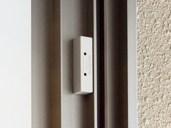 Security.  [Security magnet sensor to all households] Report illegal intrusion to the Central Security Patrols in the entrance door and windows, We have established a crime magnet sensor to all households. (Same specifications)