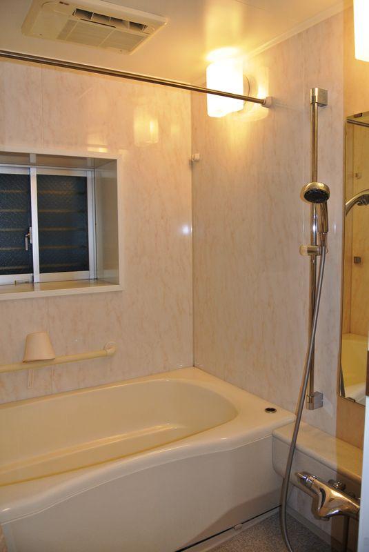Bathroom. Restrained straddle height of the tub, Adopt a low-floor type unit bus. You can conveniently bathing behavior.