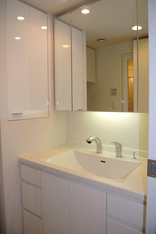 Wash basin, toilet. Vanity with a large three-sided mirror. Use of the counter-type of easy-to-use bowl integral is vanity.