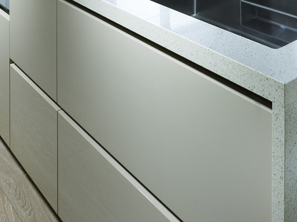 Kitchen.  [Melamine finish door and slide storage] Beautiful in the housing door of the kitchen, Your easy-care melamine finish. The rails of the slide housing equipped with a bull motion function, Gently closes quietly.
