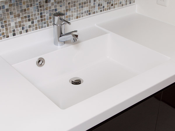 Bathing-wash room.  [Counter-integrated basin bowl] Wash bowl integrated with artificial marble countertops. There is no gap or groove, Care is also smooth.  ※ Mosaic tile option (paid ・ It will be the application deadline Yes).