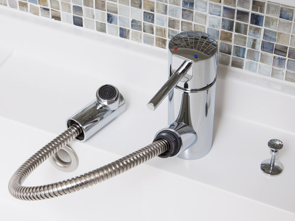 Bathing-wash room.  [Single lever mixing faucet] Smooth single lever faucet is switching of cold water and hot water. By pulling out the nozzle, Cleaning is easy.  ※ Mosaic tile option (paid ・ It will be the application deadline Yes).