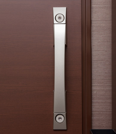 Security.  [Entrance door of the CP certification using the double lock] It established a keyhole in two places in the entrance door. In double lock, It enhances safety.