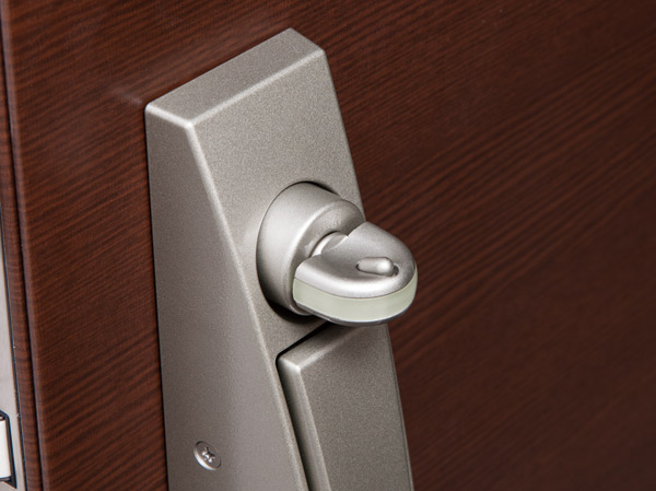 Security.  [Crime prevention thumb turn] A hole in the front door, Entering Turn the dwelling units inside of unlocking knob with a special tool (thumb), In order to deal with the modus operandi of thumb once, Adopted a crime prevention thumb.