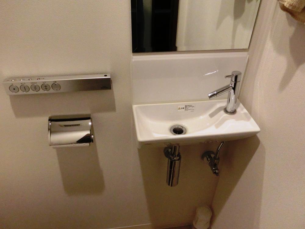 Toilet. With hand-wash counter and mirror in toilet!