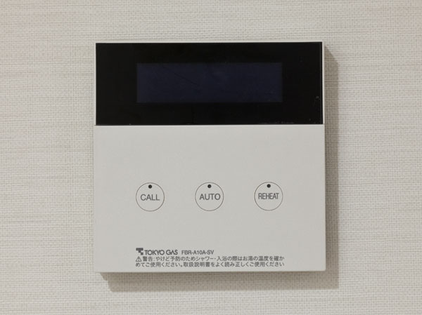 Bathing-wash room.  [Circulation type add-fired function with Otobasu] Hot water temperature set in advance in one switch ・ Us with hot water beam in hot water. You can be operated from the remote control in the kitchen.