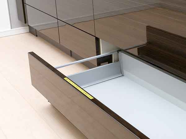 Kitchen.  [Blum, Inc. full extension rail] Austria of the world's top class in the drawer ・ Adopted Blum made a full-extension rail. Not only pulled out smoothly all the way, Mechanism work in front of swiftly closed, Soften the impact, Slowly and gently pull.  ※ Except spice rack