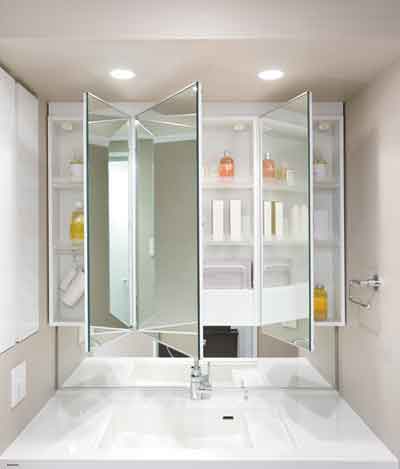 Bathing-wash room.  [Three-sided mirror with vanity (with hand lighting)] The wide mirror has adopted a vanity that also includes a combined three-sided mirror under mirror in three-sided mirror and children's point of view, which was placed in the center. Ensure the storage rack on the back side of the three-sided mirror. You can organize clutter, such as skin care and hair care products. Also storage rack is clean and maintain because it is clean and remove.
