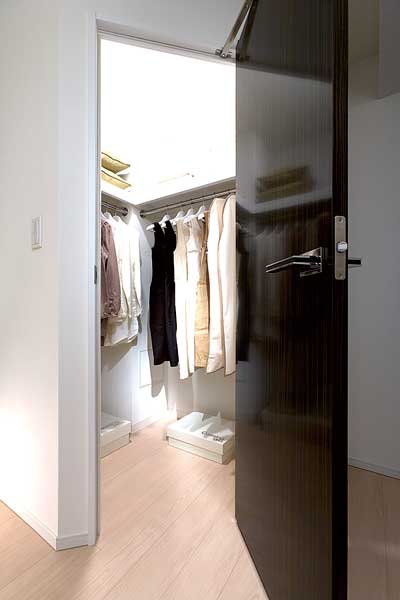 Receipt.  [Walk-in closet] Walk-in closet that can confirm the stored items at a glance is, Large-scale storage with the size of the room. In addition to the storage of a number of clothing, Drawer to feet and chest, You can put even shoe box.  ※ B ・ C ・ F ・ H type only