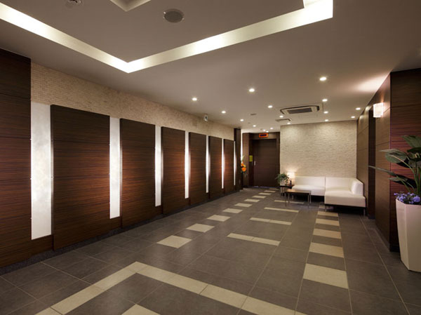 Features of the building.  [A bright and airy and elegant "entrance hall"] Ashirai marble mosaic tone based on the wall of woodgrain, Entrance Hall, which was adopted a light wall to some, Along with the elegance is full of hotels like Yingbin space, It has become a comfortable and well-equipped air conditioning. Also, By a large glass surface to clear street side, We 設Rae in space that has combined with the open feeling of elegance. (Entrance Hall May 2011 shooting) ※ Since the air conditioning equipment such as the entrance hall of the season and the time zone limited movement, Not running at all times.