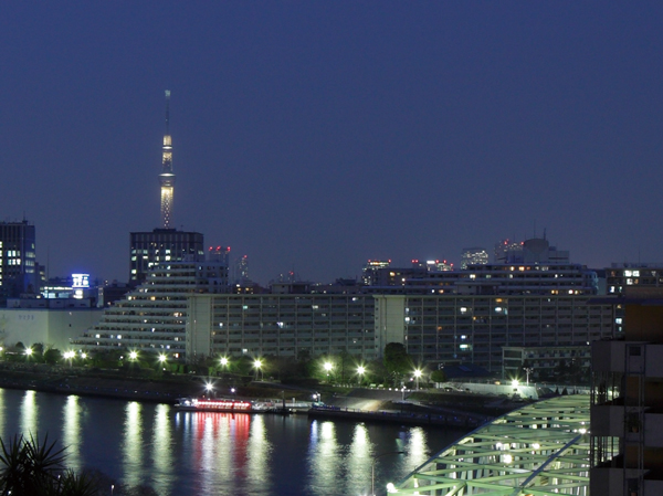 Surrounding environment. Location where you can enjoy the city center of beautiful and alive night scene that spreads across the Kachidoki Bridge. View ・ The mansion of the waterfront in pursuit of daylighting realization (view the photo was taken from the field on the 11th floor ※ March 2013 shooting)