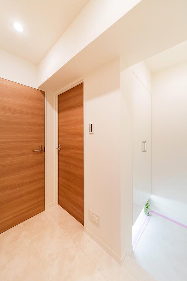 Entrance. With shoe box in the foyer