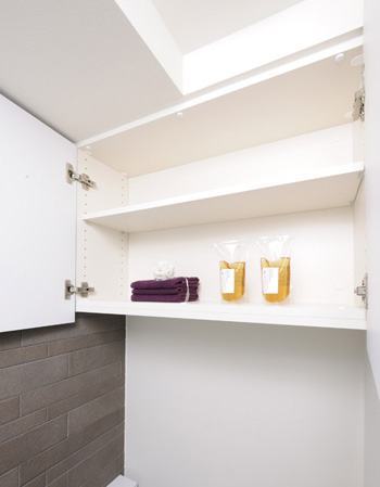 Bathing-wash room.  [Toilet hanging cupboard] Toilet paper and detergents such as, Installation convenient hanging cupboard for storage of small items.