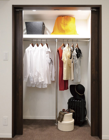 Receipt.  [Walk-in closet] 2 with excellent storage capacity to all types ~ Installation of three walk-in closet.