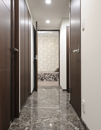 Interior.  [Corridor] Entrance and the corridor is the use of natural marble, It exudes a sense of luxury. (option ・ Paid)