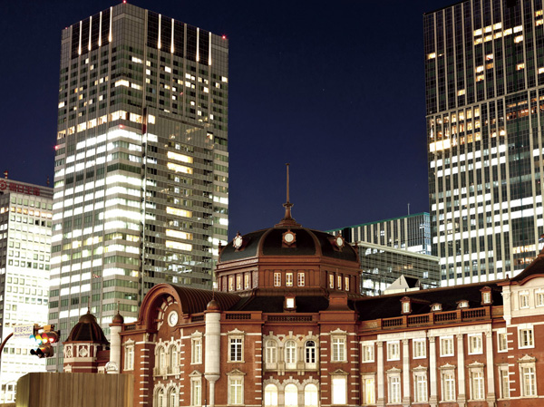 Surrounding environment. Tokyo Station (14 mins, About 1070m)