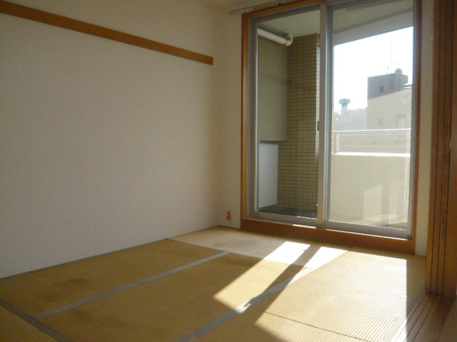 Other room space. Storage enhancement in the Japanese-style room