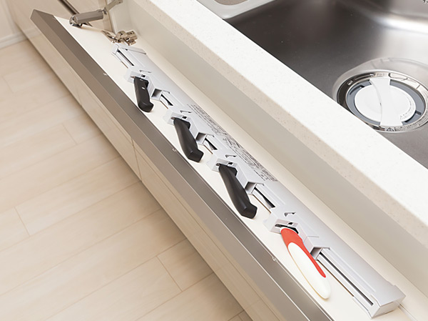Kitchen.  [Sink before kitchen knife rack] By utilizing the dead space of the sink bottom convenient flag up the tiles of the kitchen knife rack. Also equipped with soft close function.