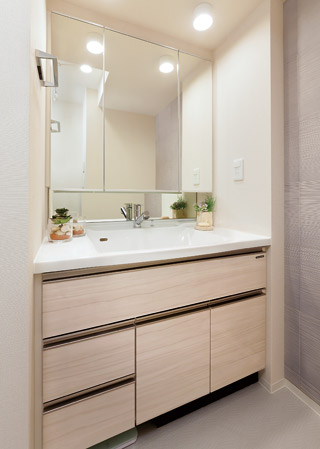 Bathing-wash room.  [bathroom] Vanity of the three-sided mirror, You can clean housed in Kagamiura part the one you want to use in the basin around, such as cosmetics and hair accessories.