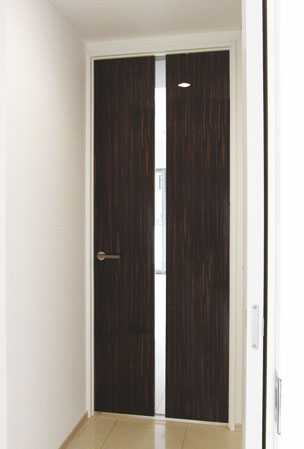 Interior.  [Soft-close living door] Living door to reduce the fully closed position of the impact sound, Firmly pull up to the last. It has adopted a soft close function, such as a closed way of luxury car door.