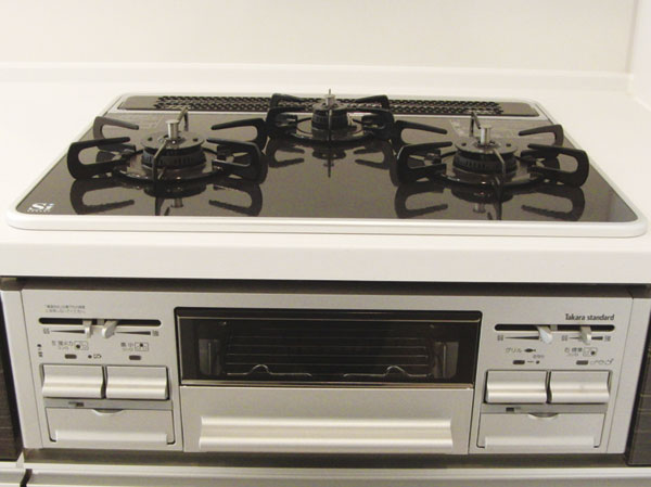 Kitchen.  [Multi-function equipped with glass-top stove] Adopt a gas stove three burners and grill can be used at the same time. Stove of surface, Hardly scratched, Has a simple glass top finish to clean just wipe a quick.