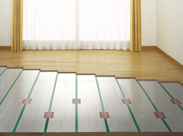 Other.  [Floor heating] In the living-dining, Adopt a floor heating of gas hot-water. Warmth friendly by radiant heat will spread to the entire room from the feet. It is also possible to wind up the dust, It does not have any operating noise.