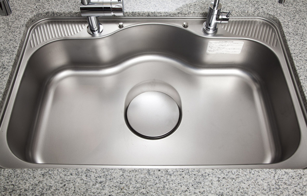 Kitchen.  [Quiet kitchen sink] By affixing the material to reduce the vibration on the back of the sink, Water has adopted to suppress quiet sink it sound.