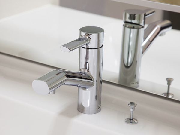 Bathing-wash room.  [Single lever drawer mixing faucet] Water temperature in a single lever ・ The amount of water can be adjusted. Head can be pulled out.