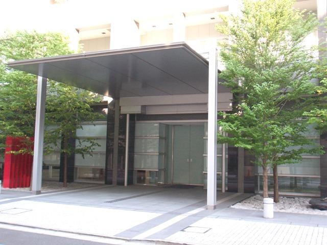 Entrance. Common areas