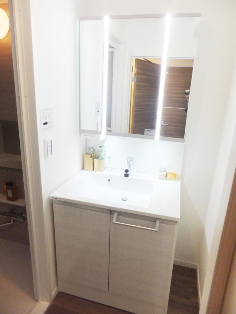 Wash basin, toilet. Indoor (11 May 2013) Shooting