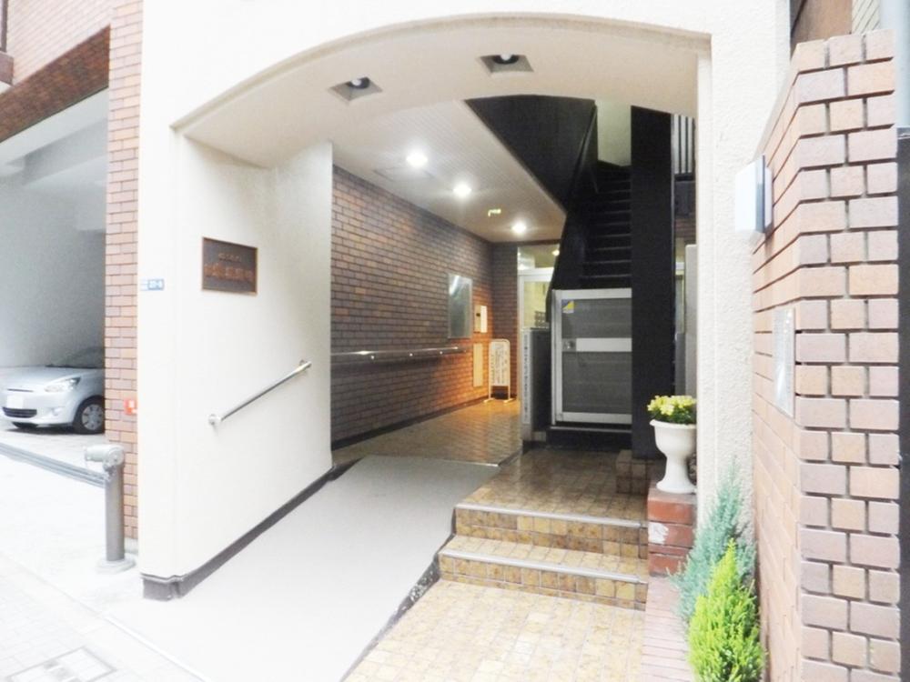 Entrance. Common areas