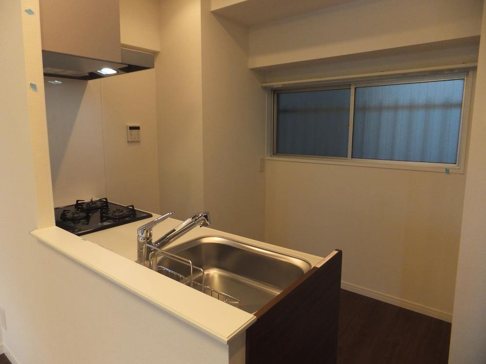 Kitchen. With window