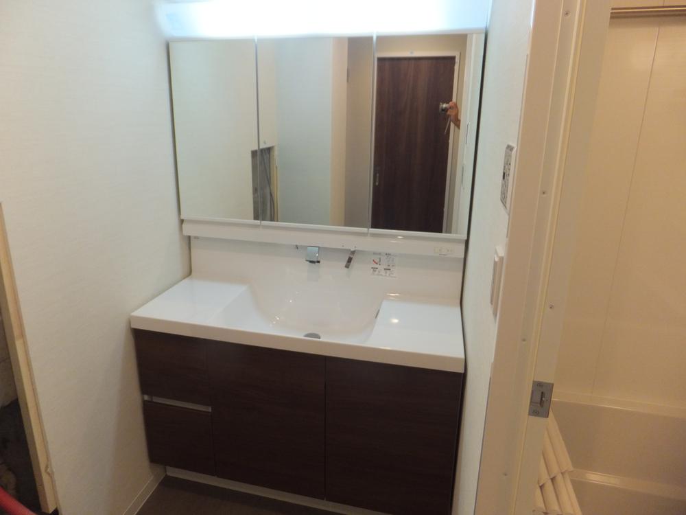 Wash basin, toilet. Wash basin