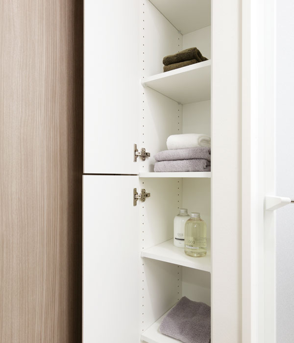 Bathing-wash room.  [Linen cabinet] The powder room, Towels and soap, It was nestled a convenient linen cabinet that can be neatly stored and organized the daily necessities such as shampoo.