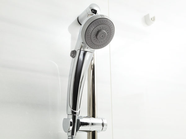 Bathing-wash room.  [Water-saving shower and slide bar] Easy-to-water-saving one-handed, Adopt the shower head of the one-touch operation. Sliding bar adjustment of height and angle is easy.