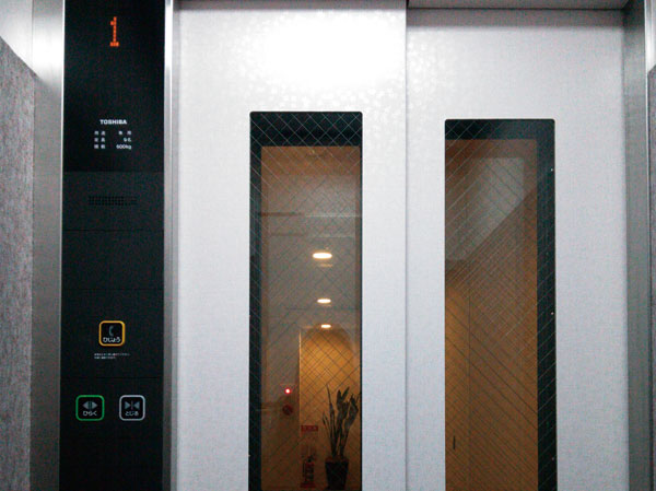 earthquake ・ Disaster-prevention measures.  [With elevator control operation function] Upon sensing the earthquake, Automatically stop to the nearest floor and open the door. Also, Also provides the ability to automatic recovery in case of earthquake is small. (Same specifications)