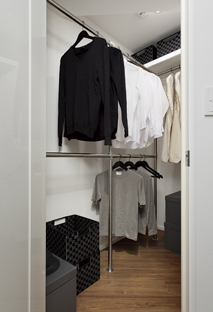 Receipt.  [Walk-in closet] Set up a two-stage pipe, Ensure the rich clothes storage space. It was provided with a shelf that can put even bags and clothing case.