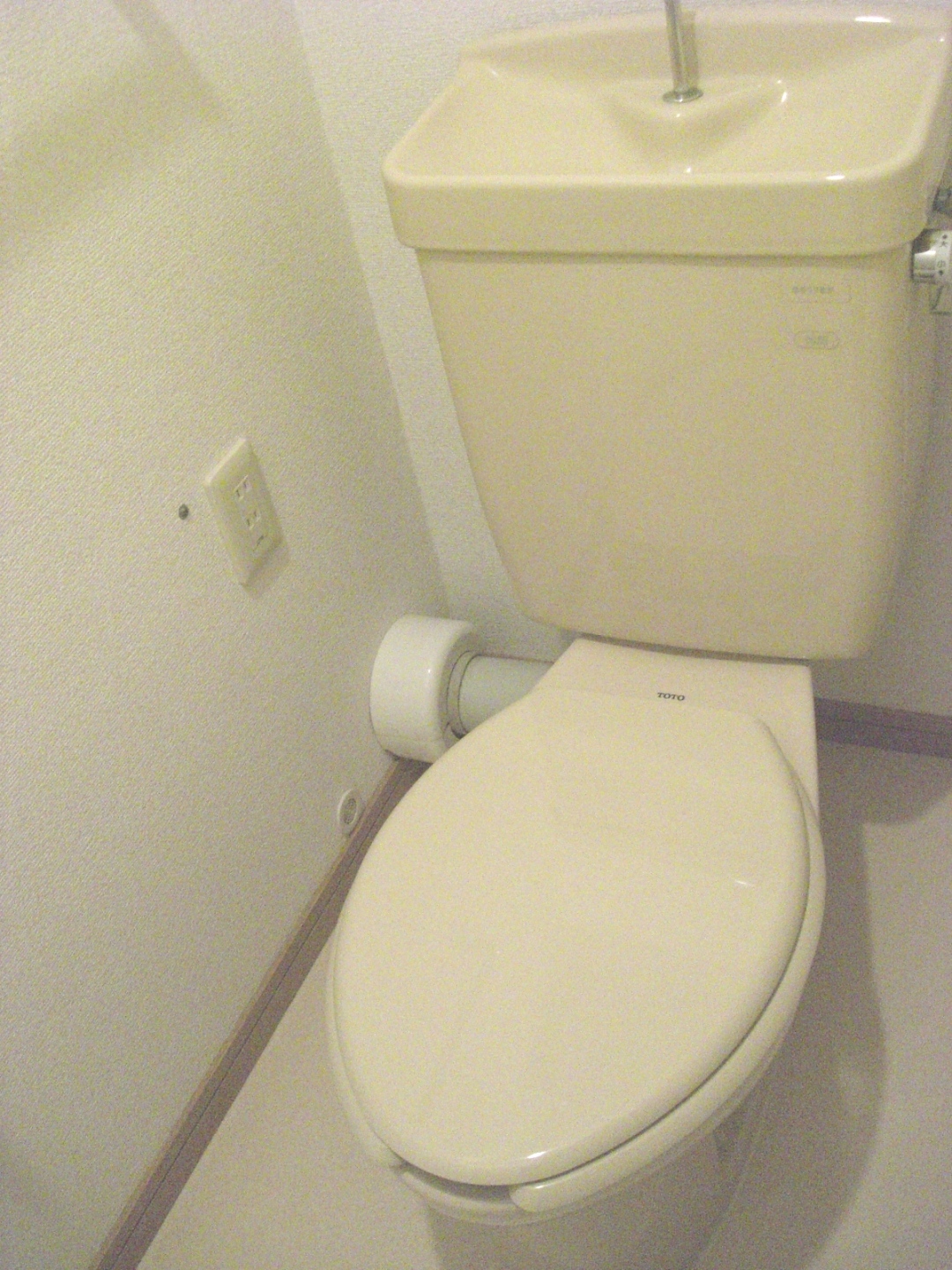 Toilet. There is no photograph, Established a new warm water washing toilet seat! 